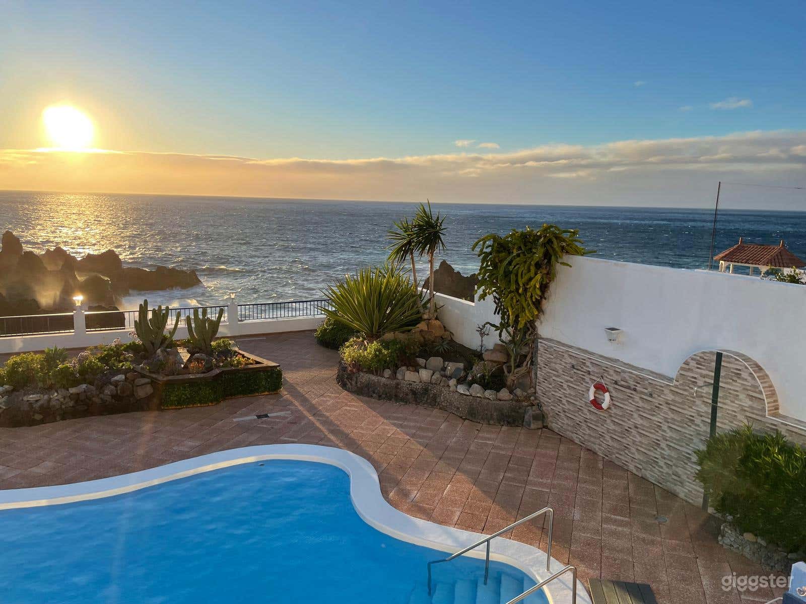 Villa frente al mar con enorme piscina de agua salada, jardín tropical Foto 4