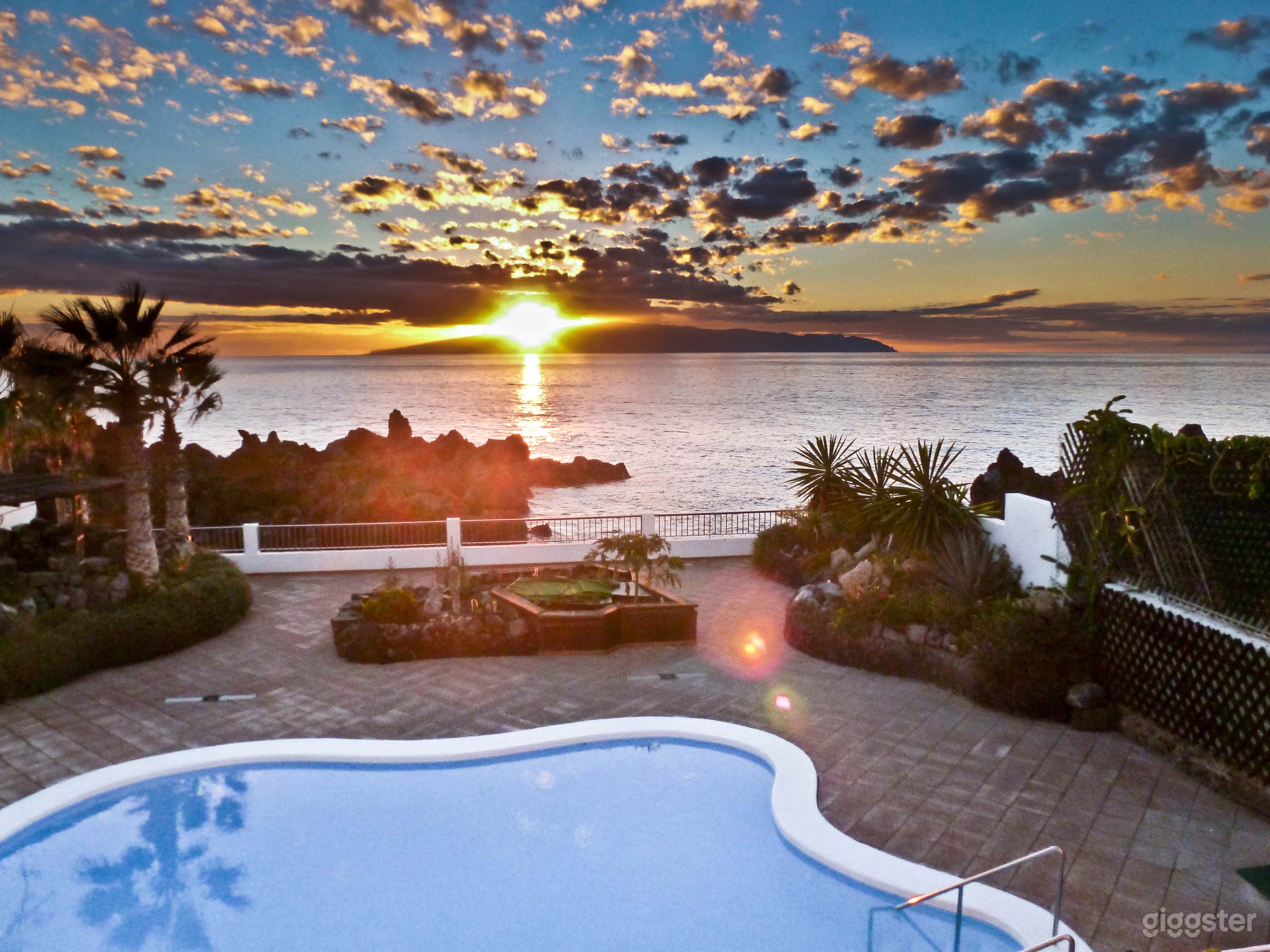 Villa frente al mar con enorme piscina de agua salada, jardín tropical Foto 3