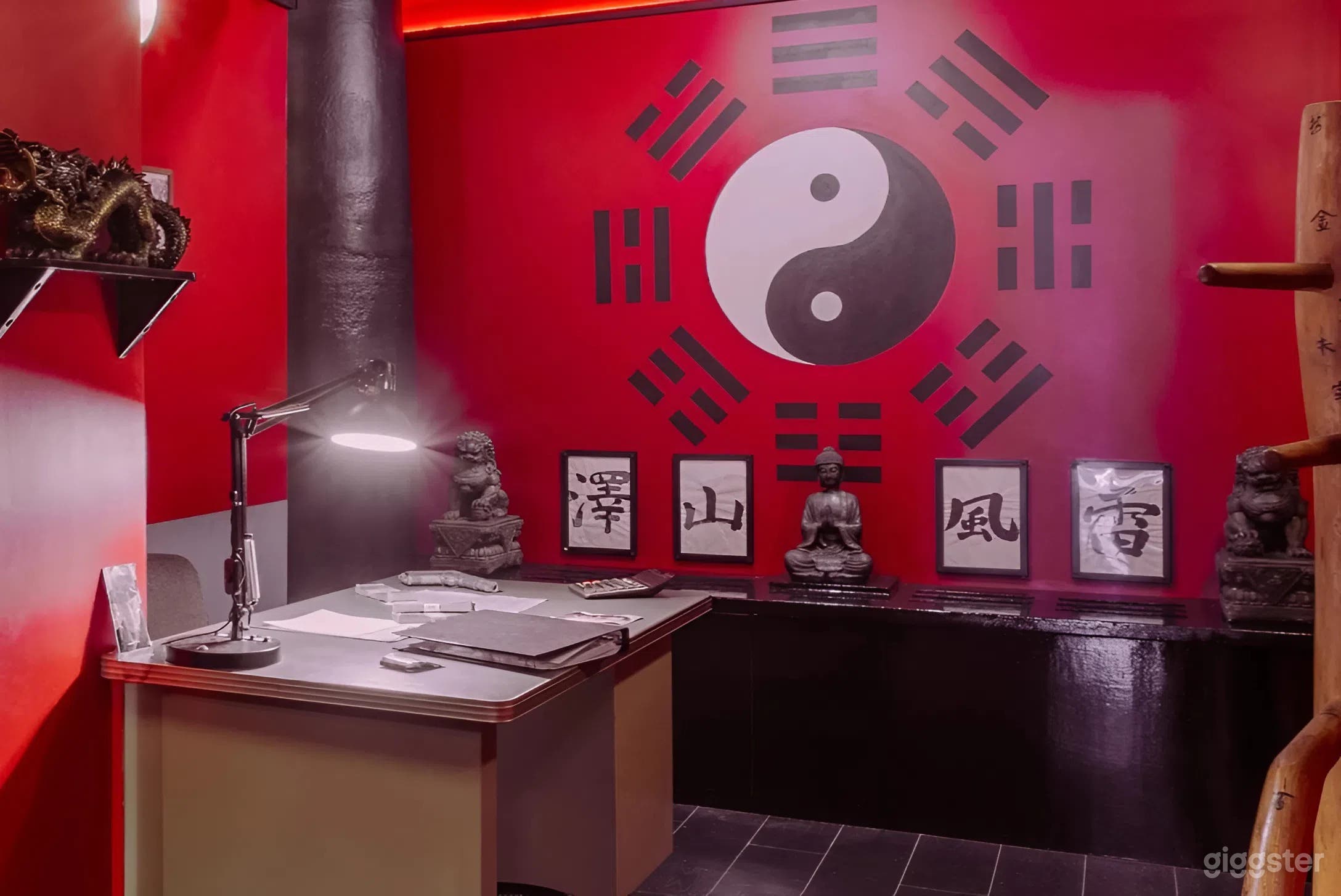 Photo de Salle d'évasion Triade de Chinatown – Décor urbain cinématographique de crime 1