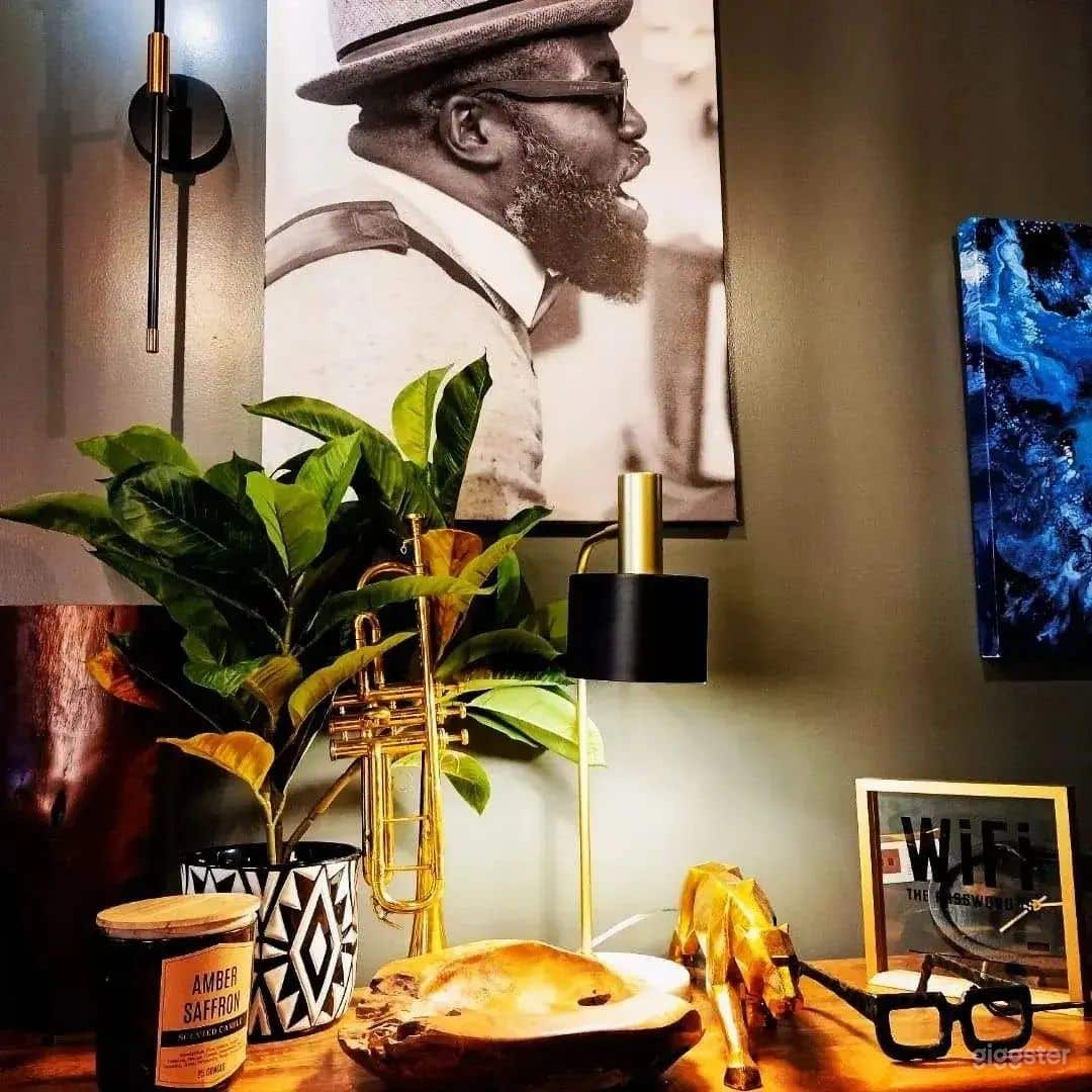 Enjoy 1500 sqft of timeless art and décor Photo 2