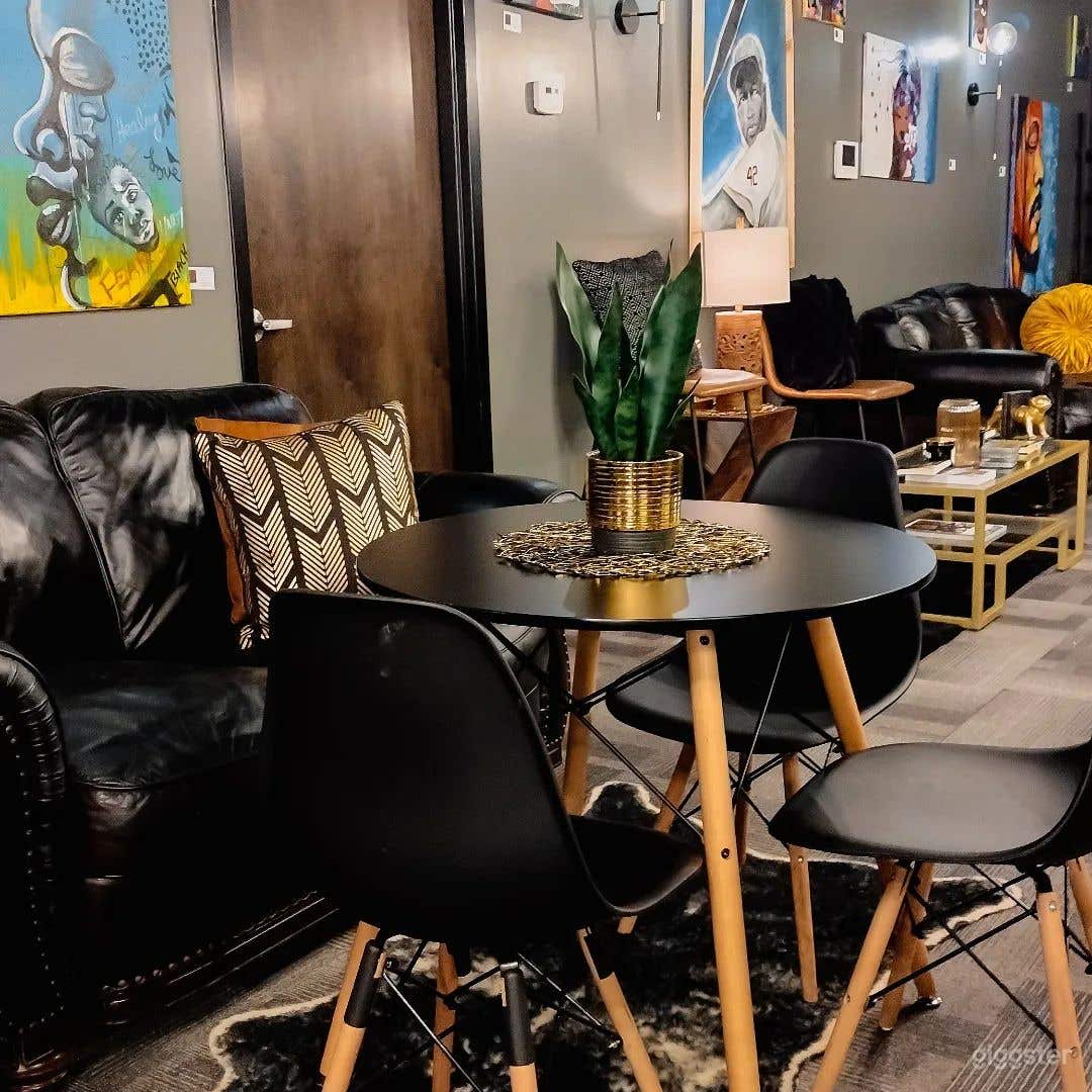 Enjoy 1500 sqft of timeless art and décor Photo 1