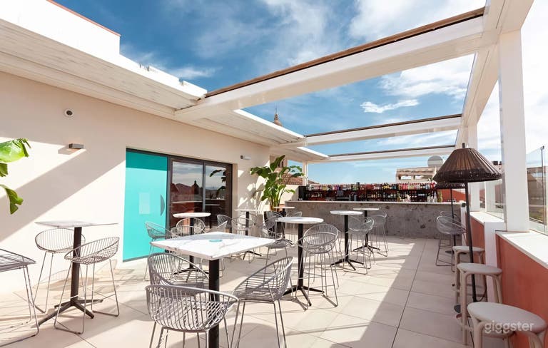  Vibrant Rooftop Bar with 60s-Inspired Style in Malaga 