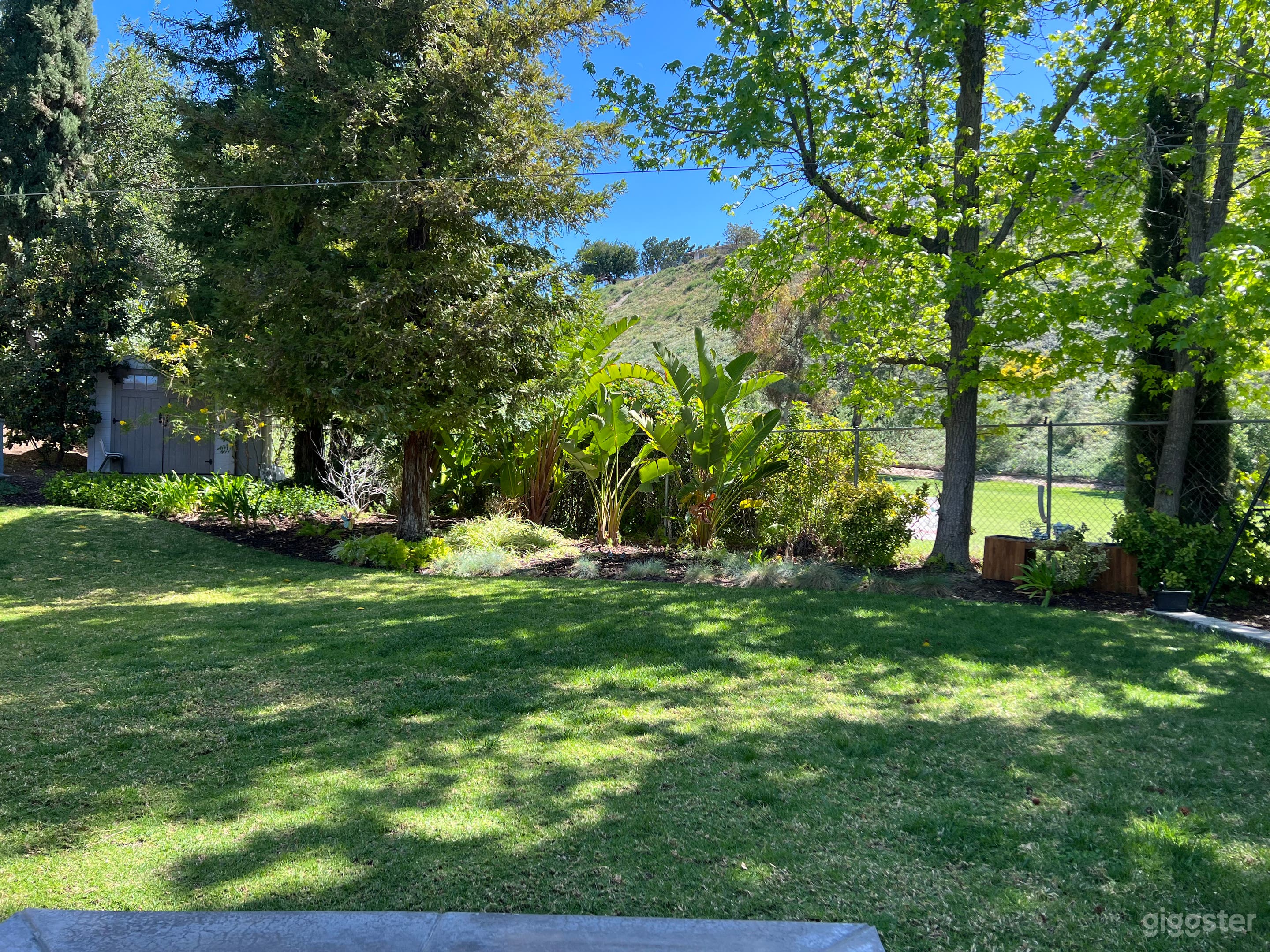 Suburban house on the golf course, large backyard  Photo 3