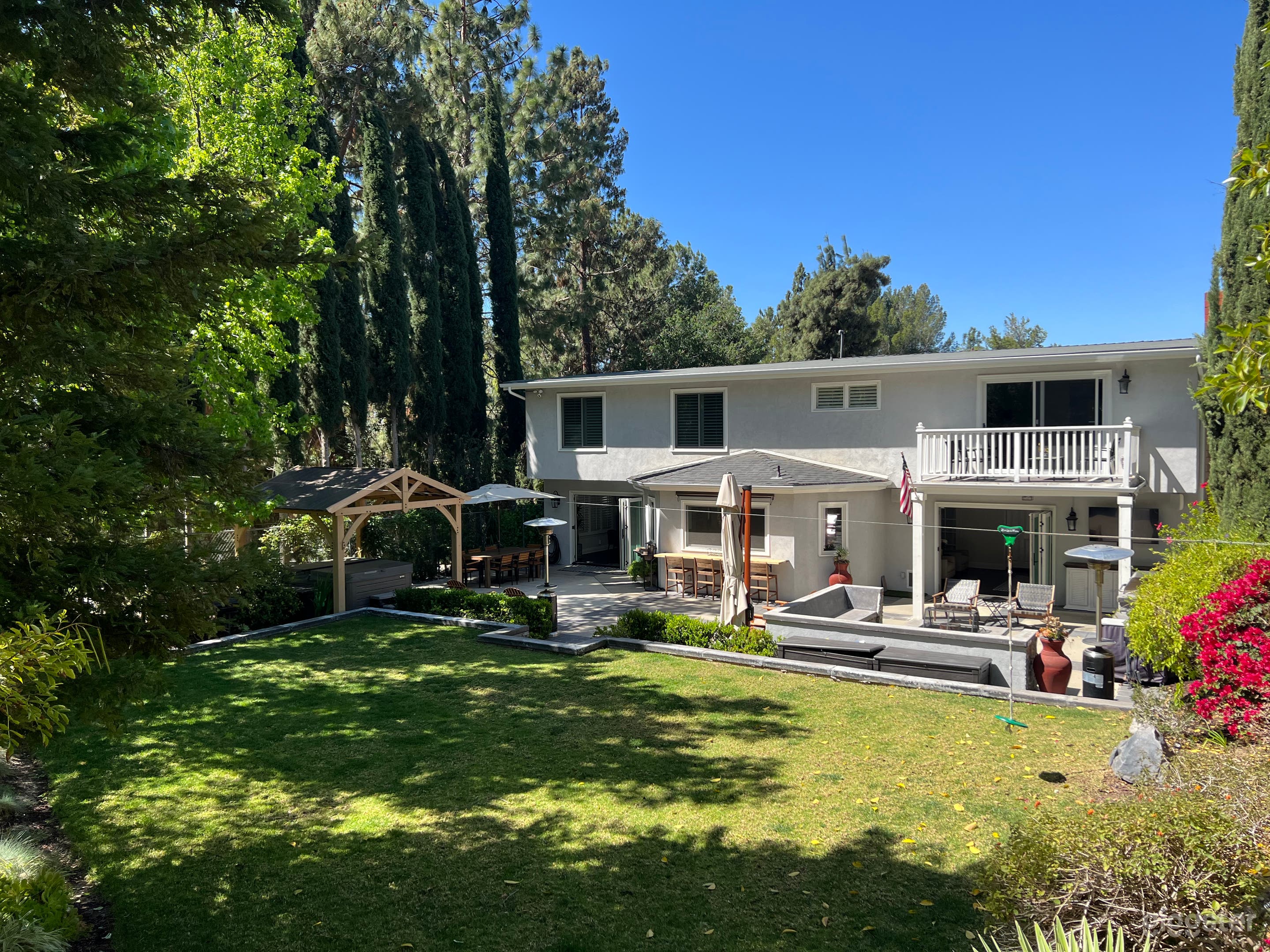 Large backyard with 1 neighbor on the side. Views of the golf course. Plenty of outdoor seating with fire pit and bbq 