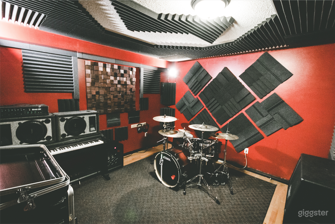 Vibrant Studio Space Photo 4