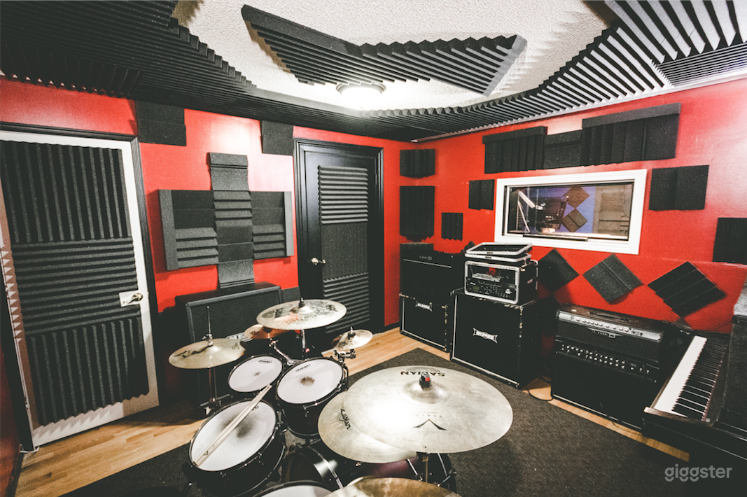 Vibrant Studio Space Photo 3