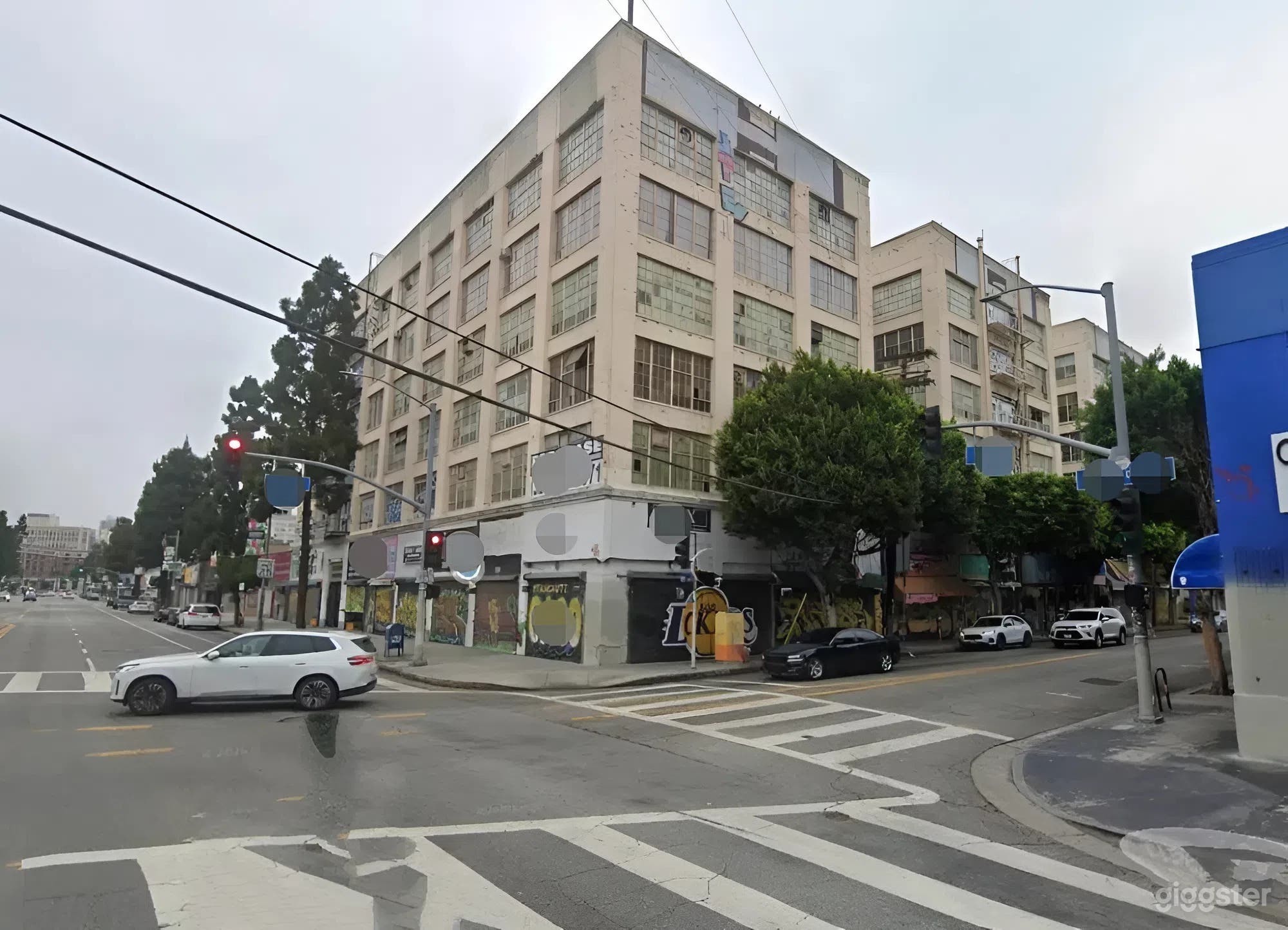 Industrial Building with Multiple Warehouse Spaces Photo 2