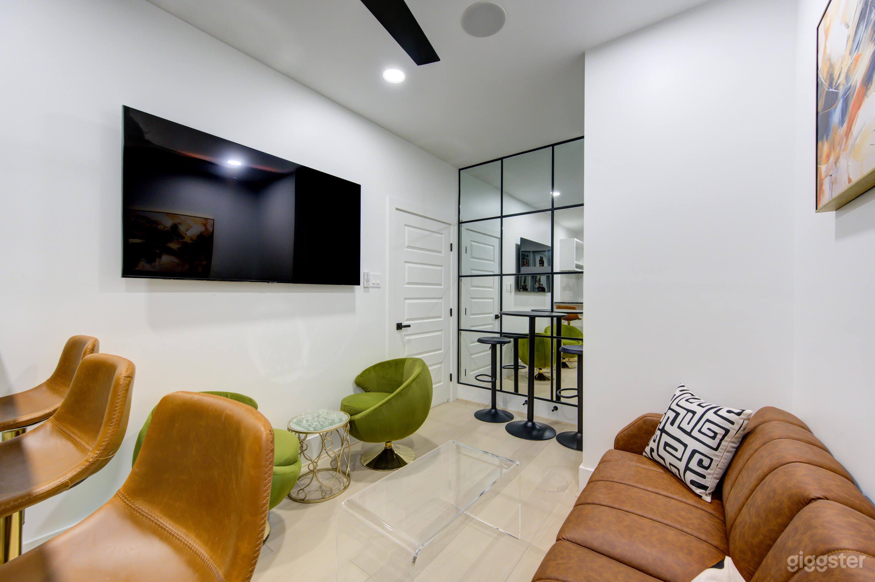 Modern Wine Bar and Rooftop Patio with views Photo 3