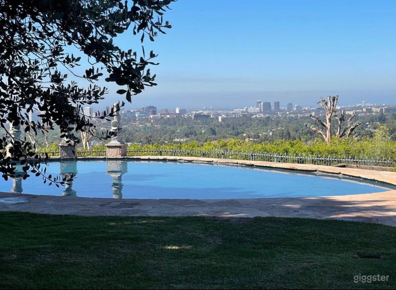 Former Elizabeth Taylor home (Outdoor) Photo 3