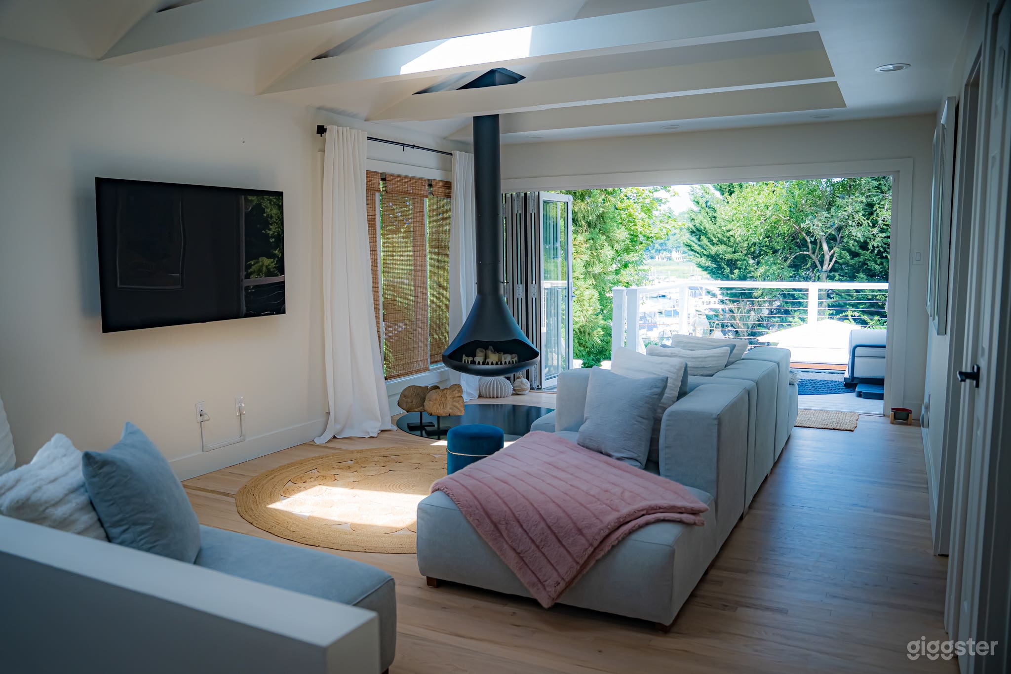 Spacious, bright modern house, with waterside view Photo 3