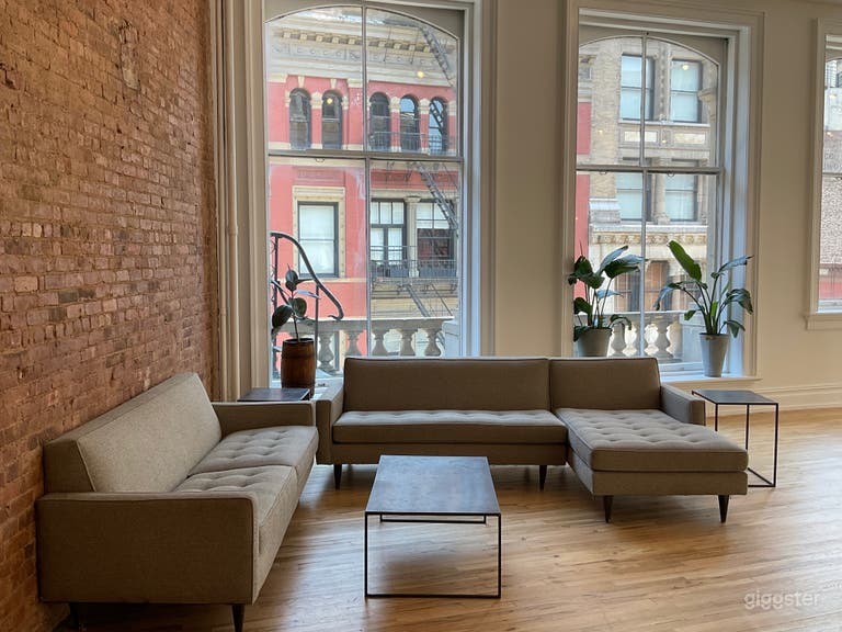 Sunny Corner Loft with Open Kitchen 