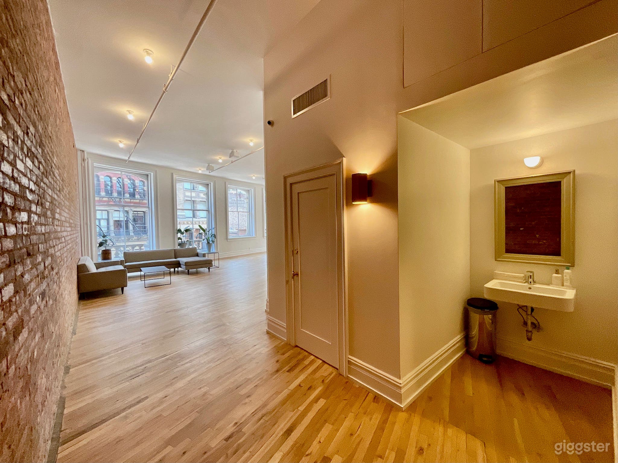 Sunny Corner Loft with Open Kitchen Photo 4