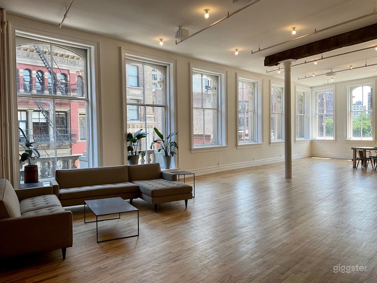  Sunny Corner Loft with Open Kitchen 