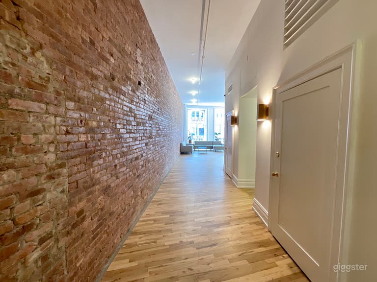  Sunny Corner Loft with Open Kitchen 