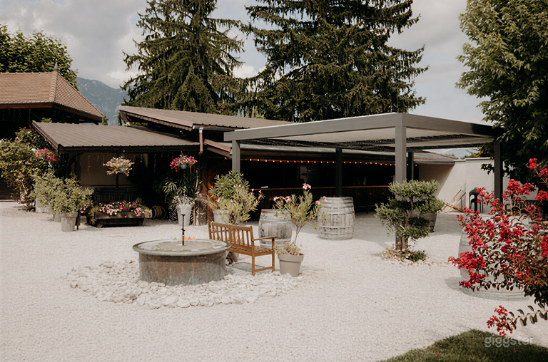  Cour paysagée avec bar extérieur style ranch américain 