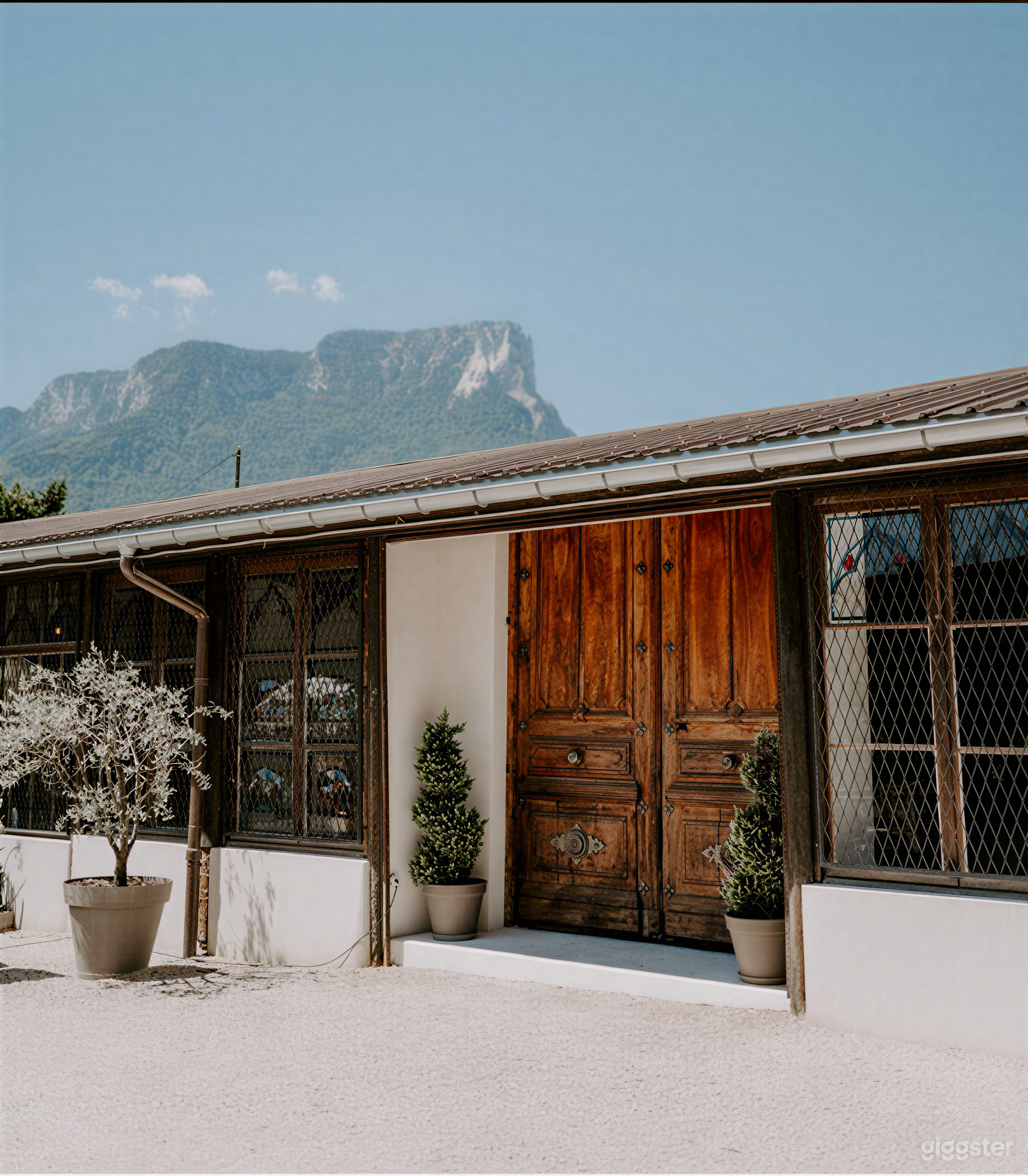 Photo de Cour paysagée avec bar extérieur style ranch américain 3