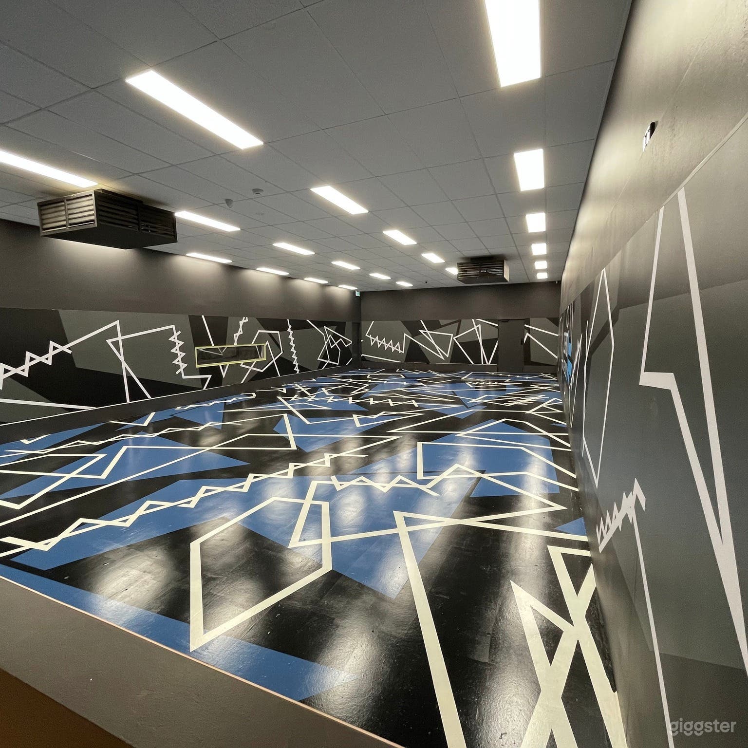 VR Game Arena + Virtual Bar Photo 1