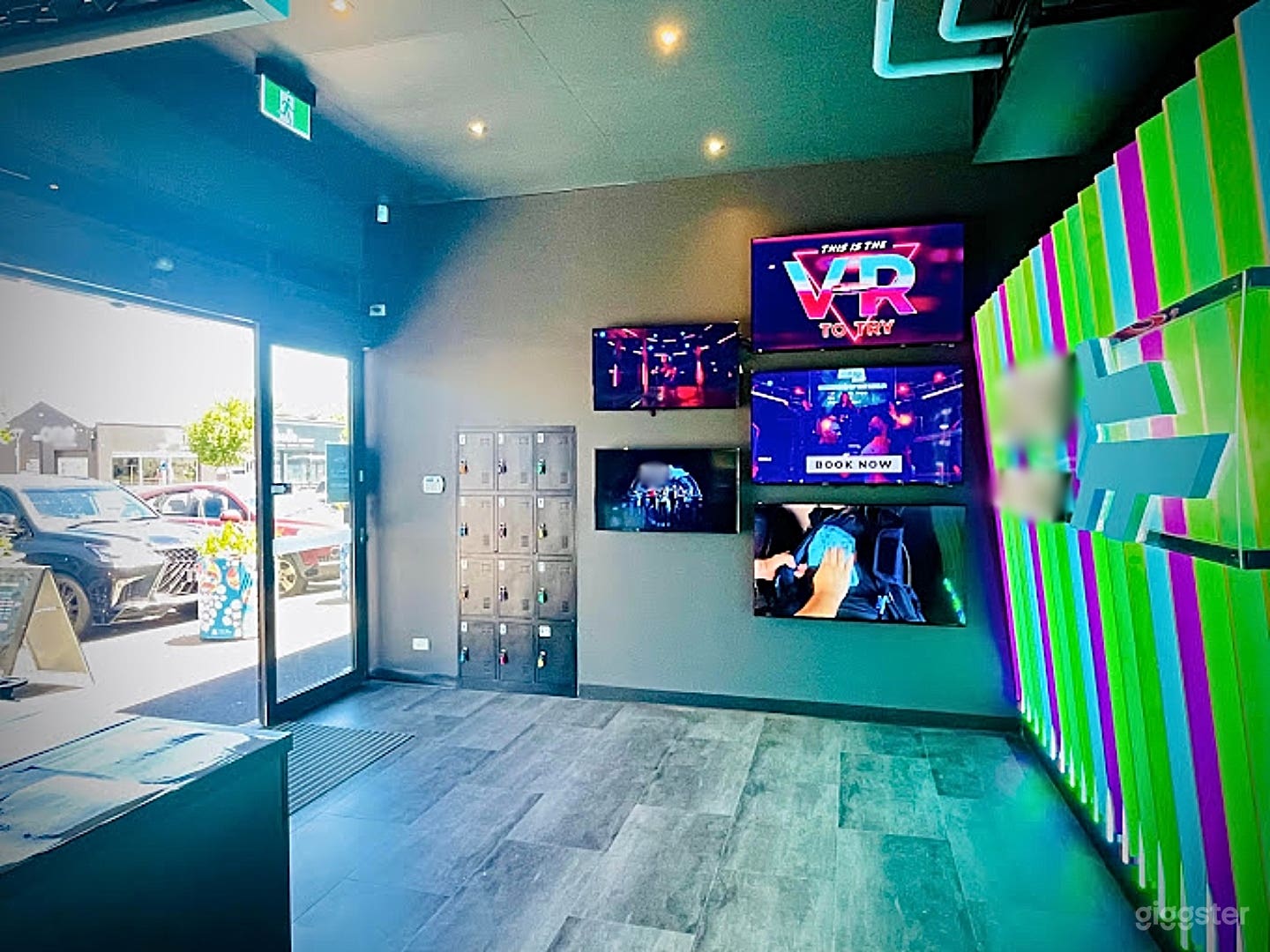 VR Game Arena + Virtual Bar Photo 4