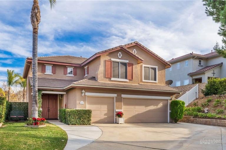  Front of 5 bedroom house 