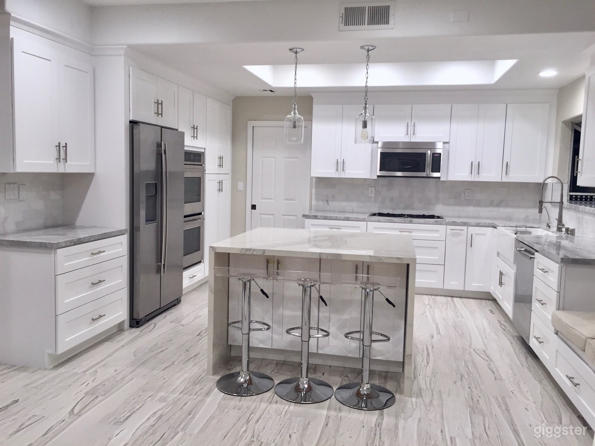 Contemporary Waterfall Island home on Cul-de-sac Photo 1