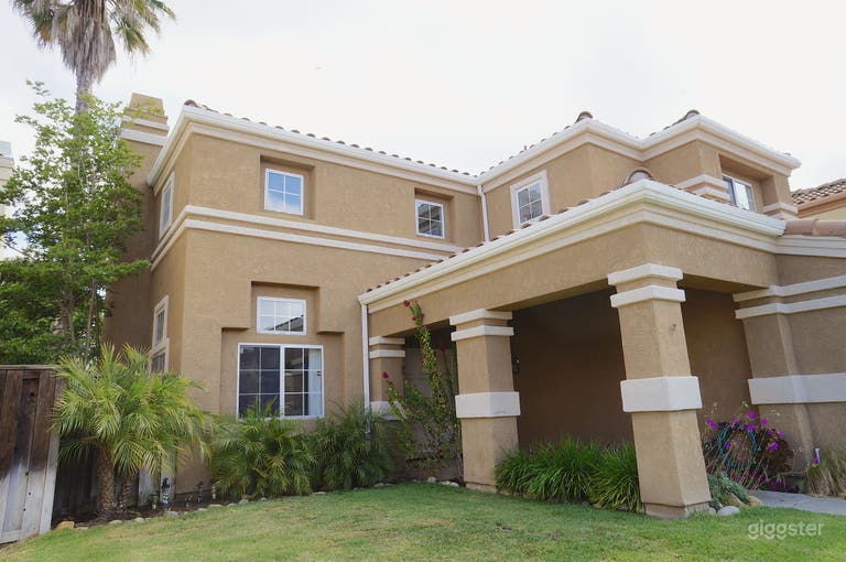  Contemporary Waterfall Island home on Cul-de-sac 