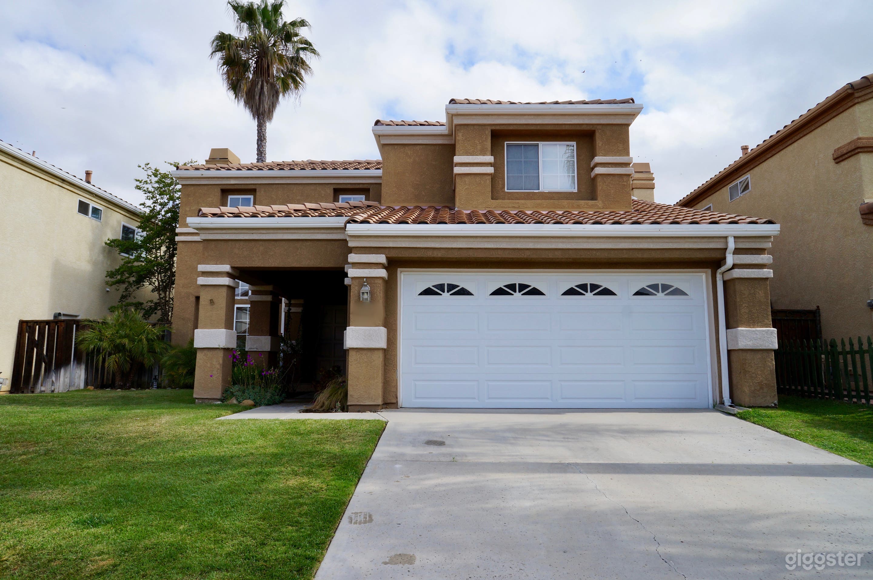 Contemporary Waterfall Island home on Cul-de-sac Photo 4