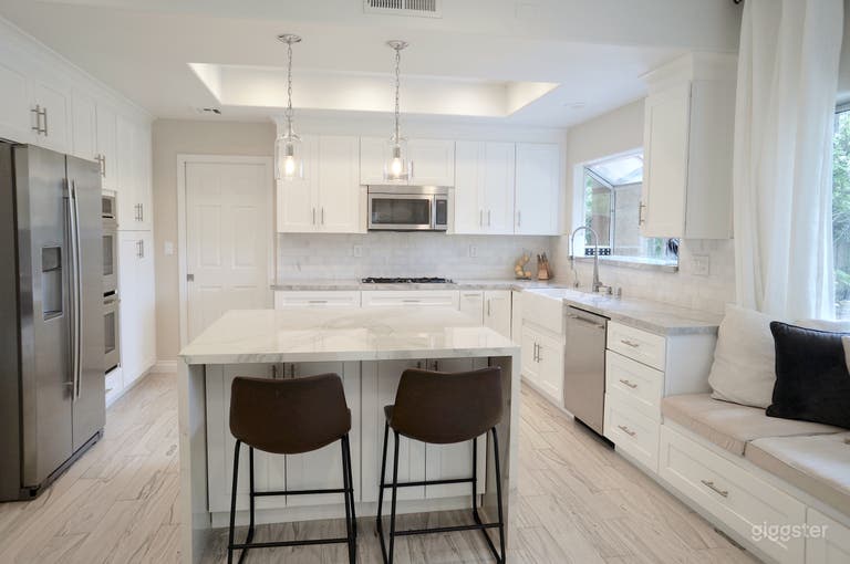  Contemporary Waterfall Island home on Cul-de-sac 