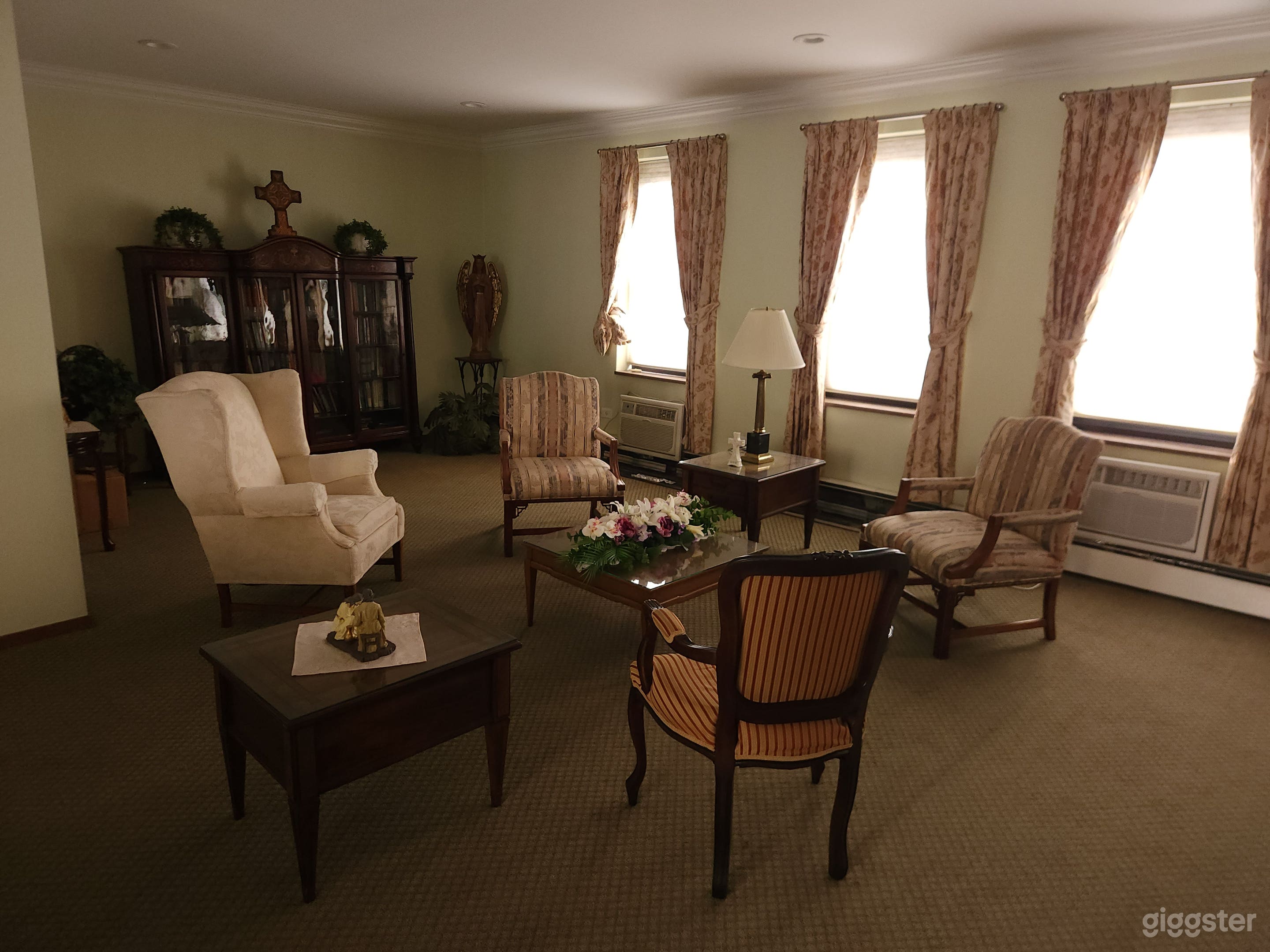 Retro Mansion w/ Classroom Setup &amp; Classic Stage Photo 2