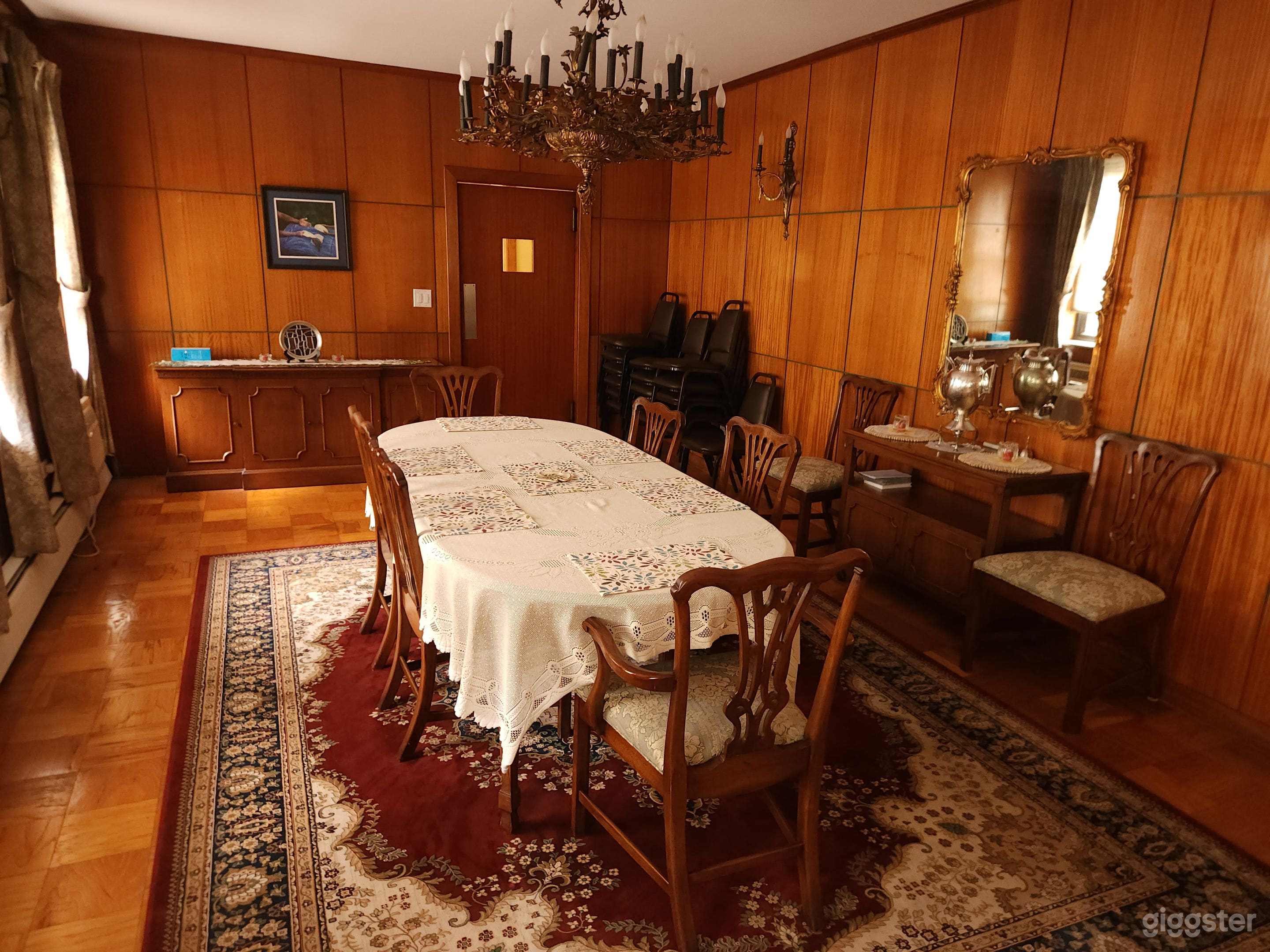 Retro Mansion w/ Classroom Setup &amp; Classic Stage Photo 4