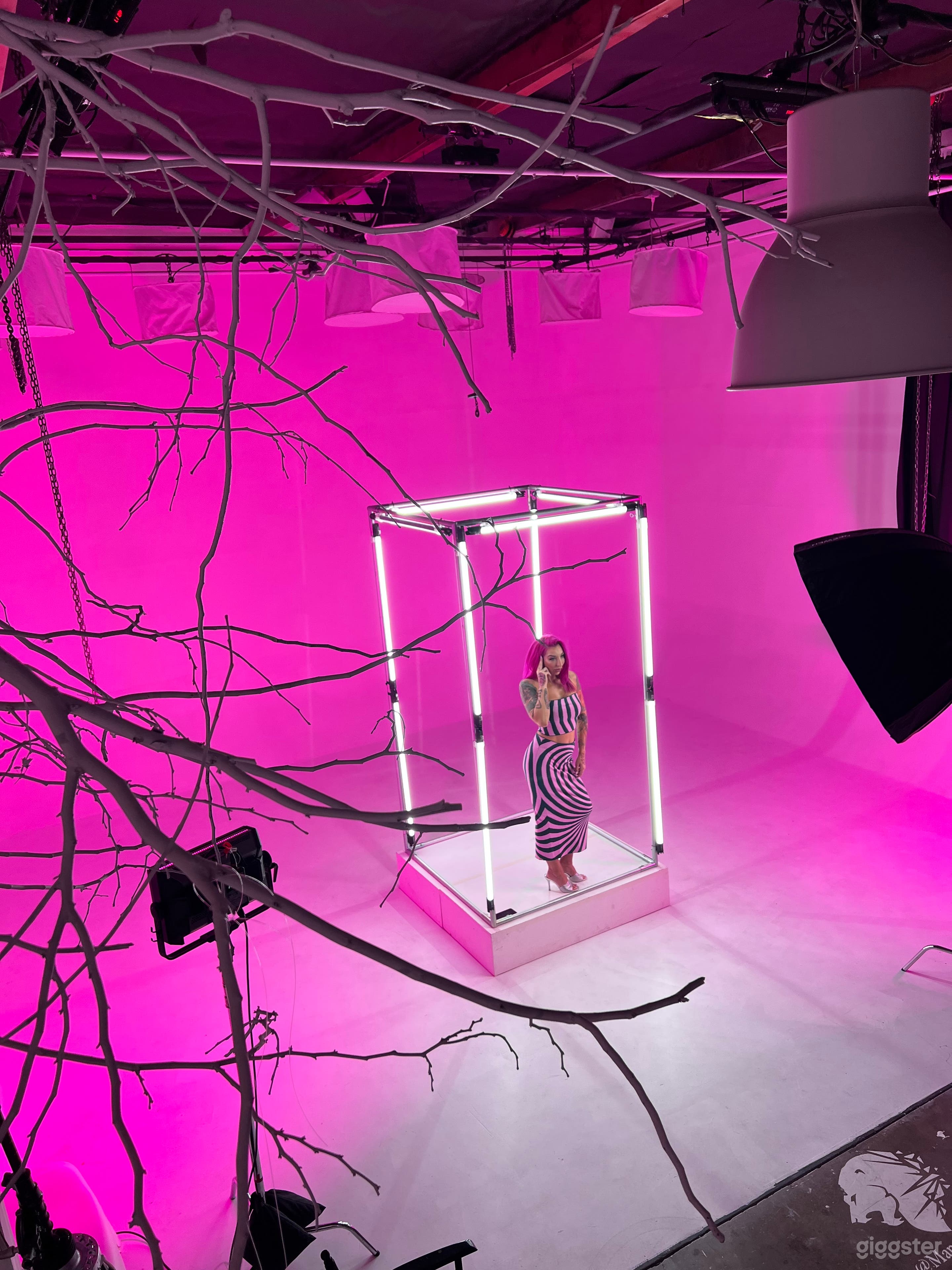 Pre-lit RGB Futuristic Box Studio Photo 3