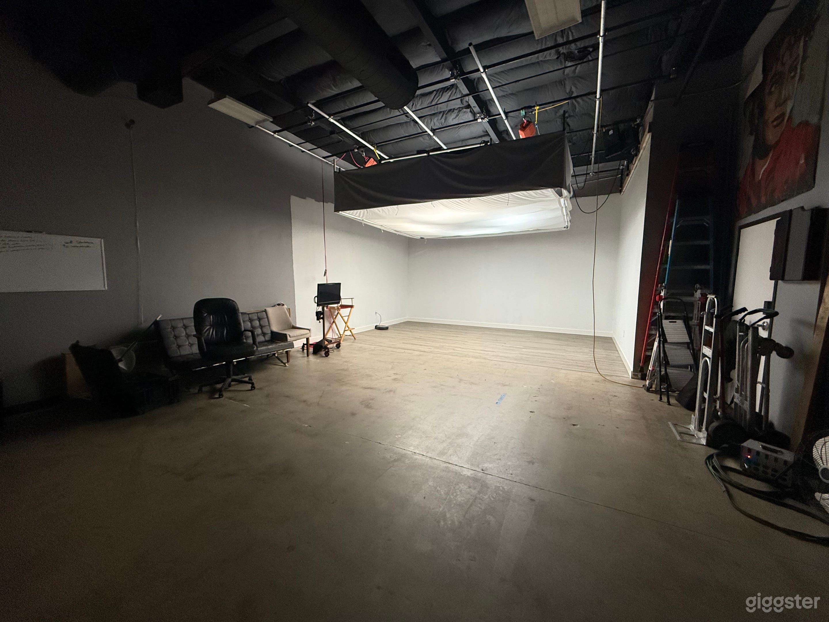 Large open area - plenty of room for crew and client to observe