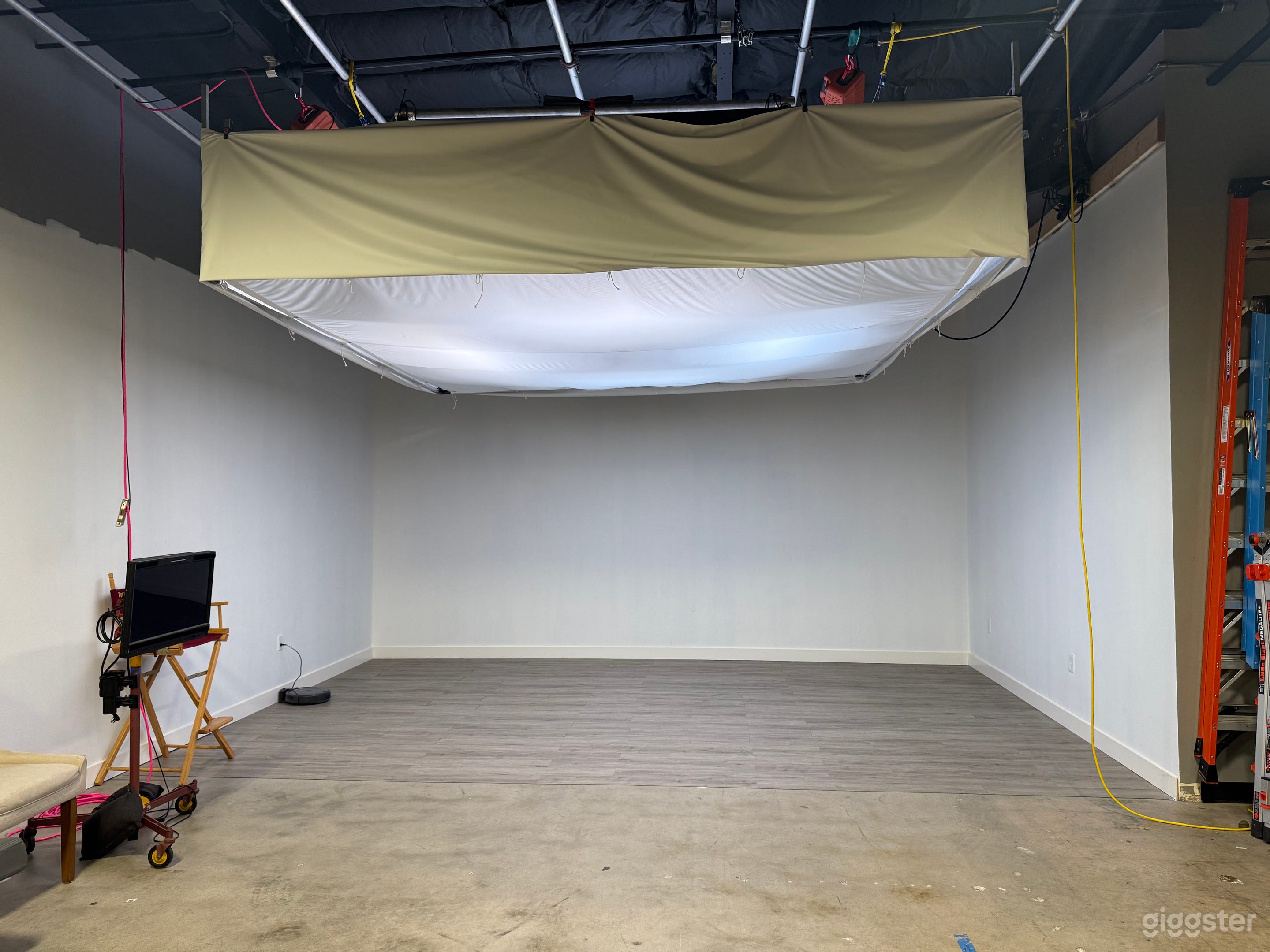 Lightbox / blank studio 