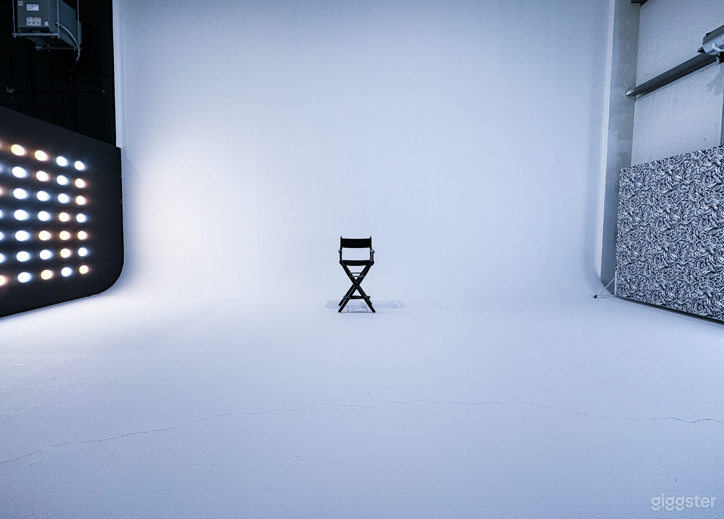 This 2000 square feet all white studio has access for a car (Extra fee for drive in) Includes lighting,  and a wall of RGB spotlights.