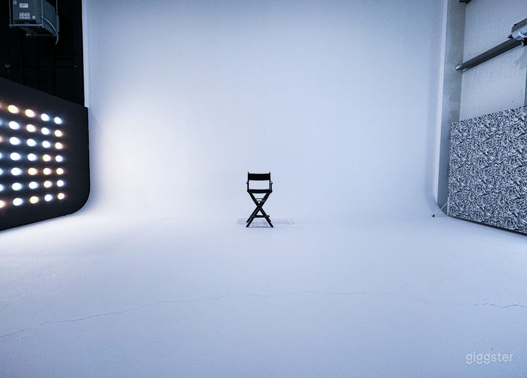  This 2000 square feet all white studio has access for a car (Extra fee for drive in) Includes lighting,  and a wall of RGB spotlights. 