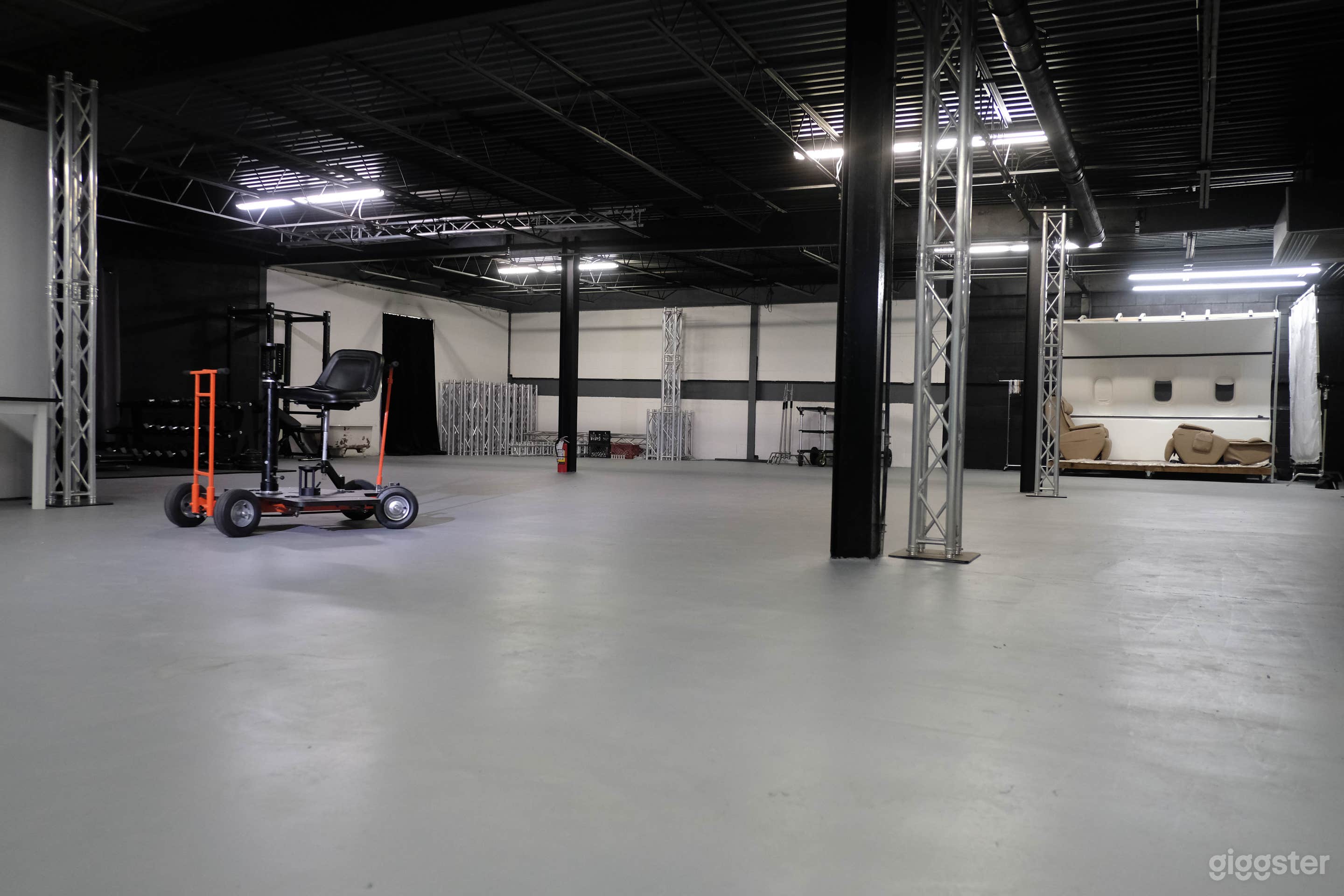 Open Space
Total studio 10,000 sq. ft.