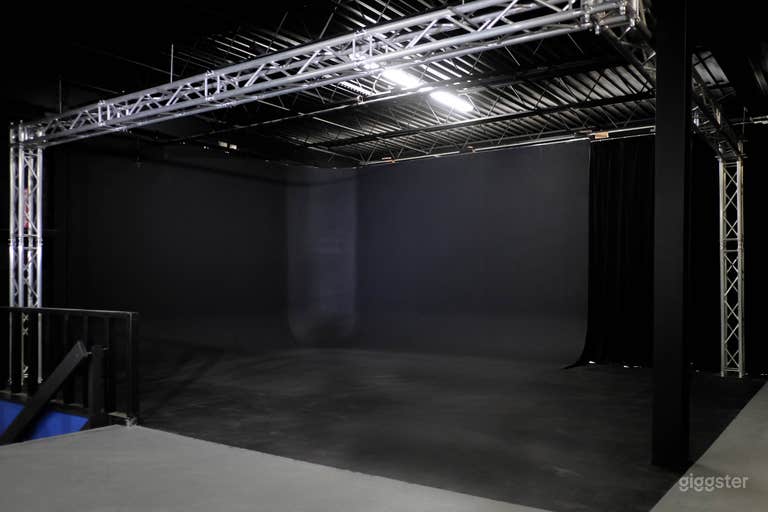  Black Cyc
-With overhead lighting grid 
 and trusses
-Pre-lit
-Can be painted other colors 
 as needed (fees apply)
-Studio area 45&#x27; x 38&#x27; - 1,720 
 sq. ft.
-10&#x27; Hgt.
-Lighting grid
-Additional lighting available 