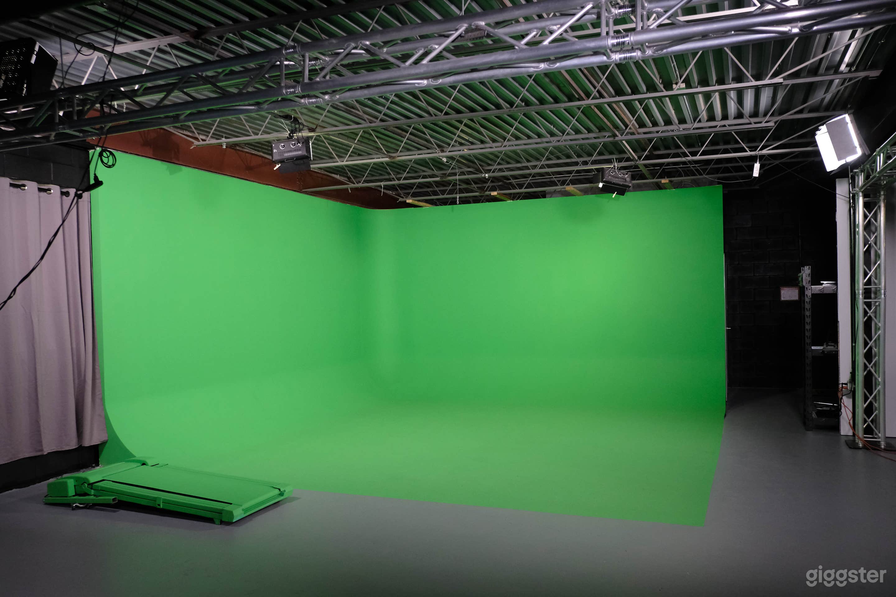 Green Screen Cyc
-Large green screen set with full lighting grids
-Pre-lit
-30' x 40' - 1,200 sq. ft. 10' 
 Hgt.
-Lighting grid
-Additional lighting available
-VFX Treadmill