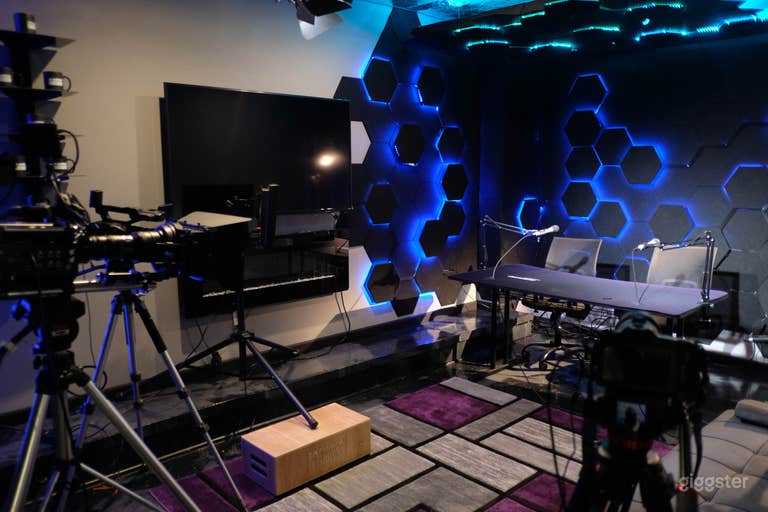  Podcast Room
-Multiple angles
-Varied backdrops to choose 
 from
-Available for both audio only 
 and audio with video
-17&#x27; x 15&#x27; room 
