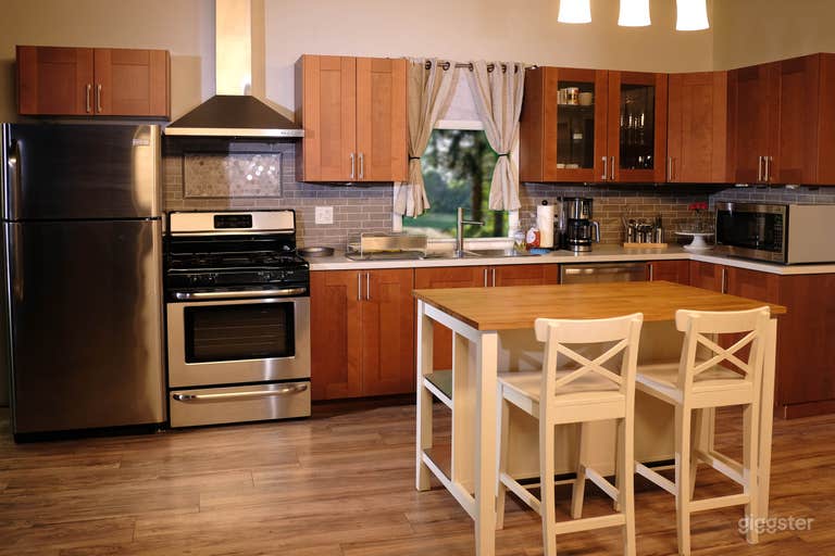  Kitchen set
-Fully functional kitchen set
-Pre-lit
-Gas stove, running water, refrigerator, microwave
-Kitchen size 19&#x27; x 16&#x27;
-Studio area 37&#x27; x 19&#x27;  703 
 sq. ft.
-Lighting grid
-Additional lighting available 