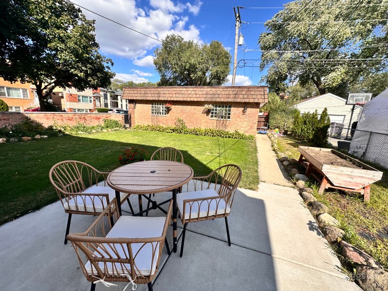  Cour adaptée aux chiens pour barbecues, anniversaires & rassemblements 