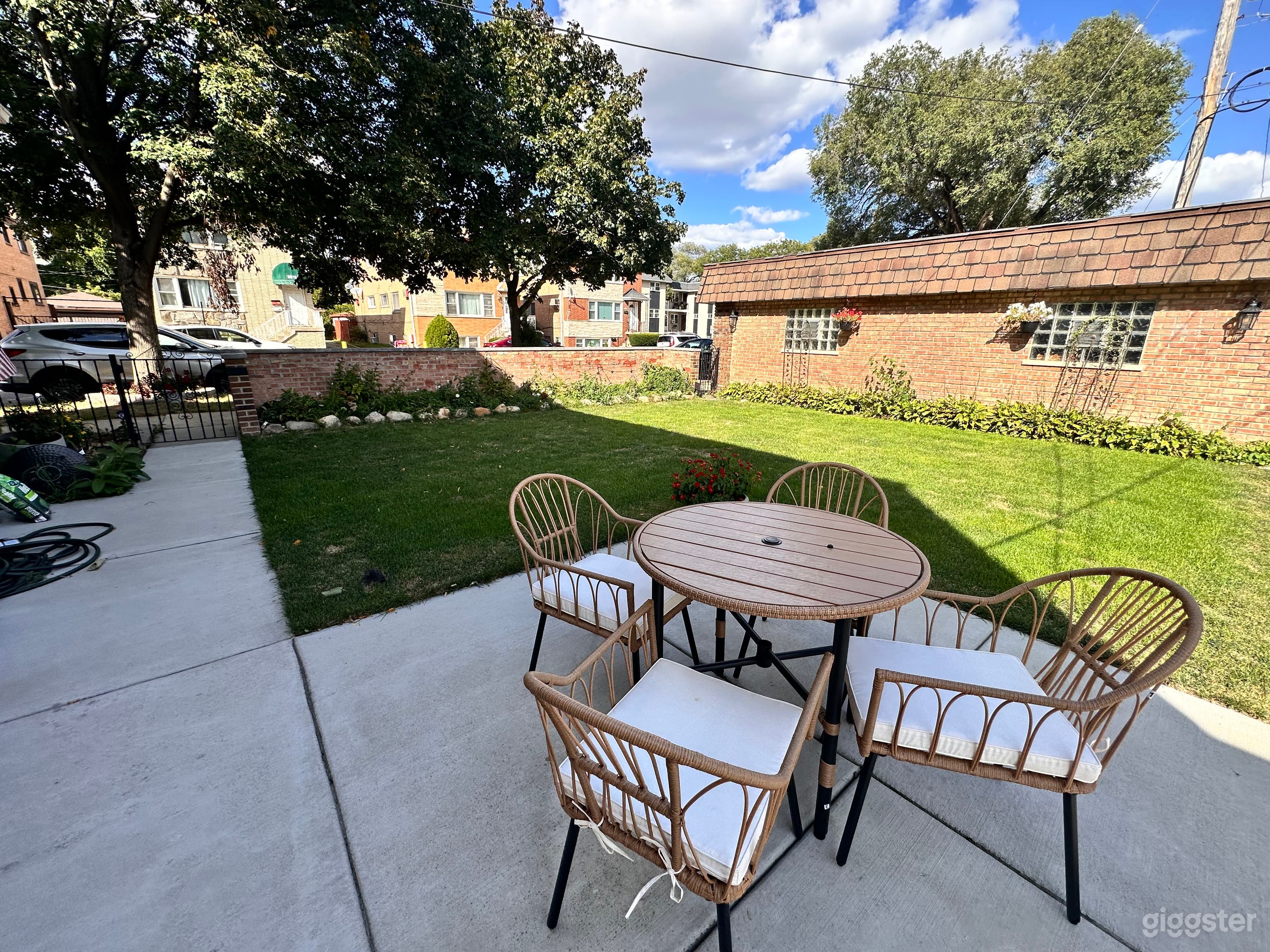 Dog-Friendly Yard for BBQs, Birthdays & Gatherings Photo 3