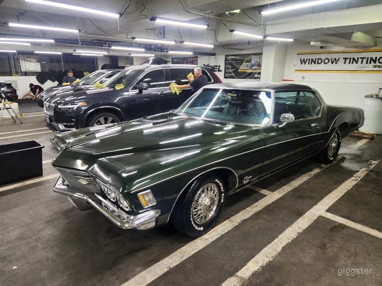 Buick clásico muscle verde sobre negro de aspecto raro 