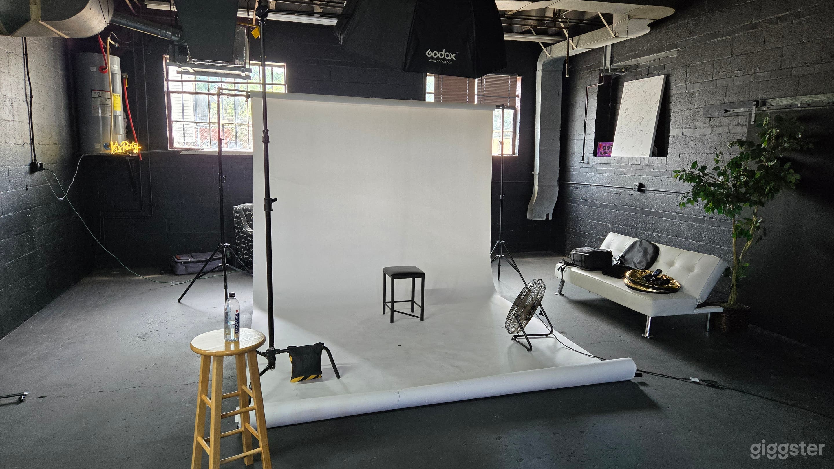 INDUSTRIAL LOOK OPEN SPACE PHOTOGRAPHY STUDIO Photo 1