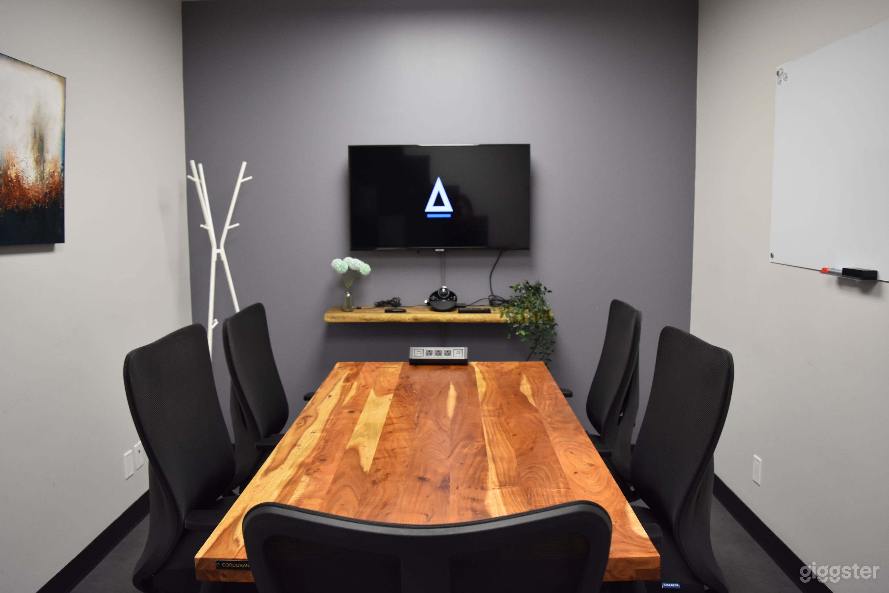 Sophisticated Workroom in Don Mills Photo 3