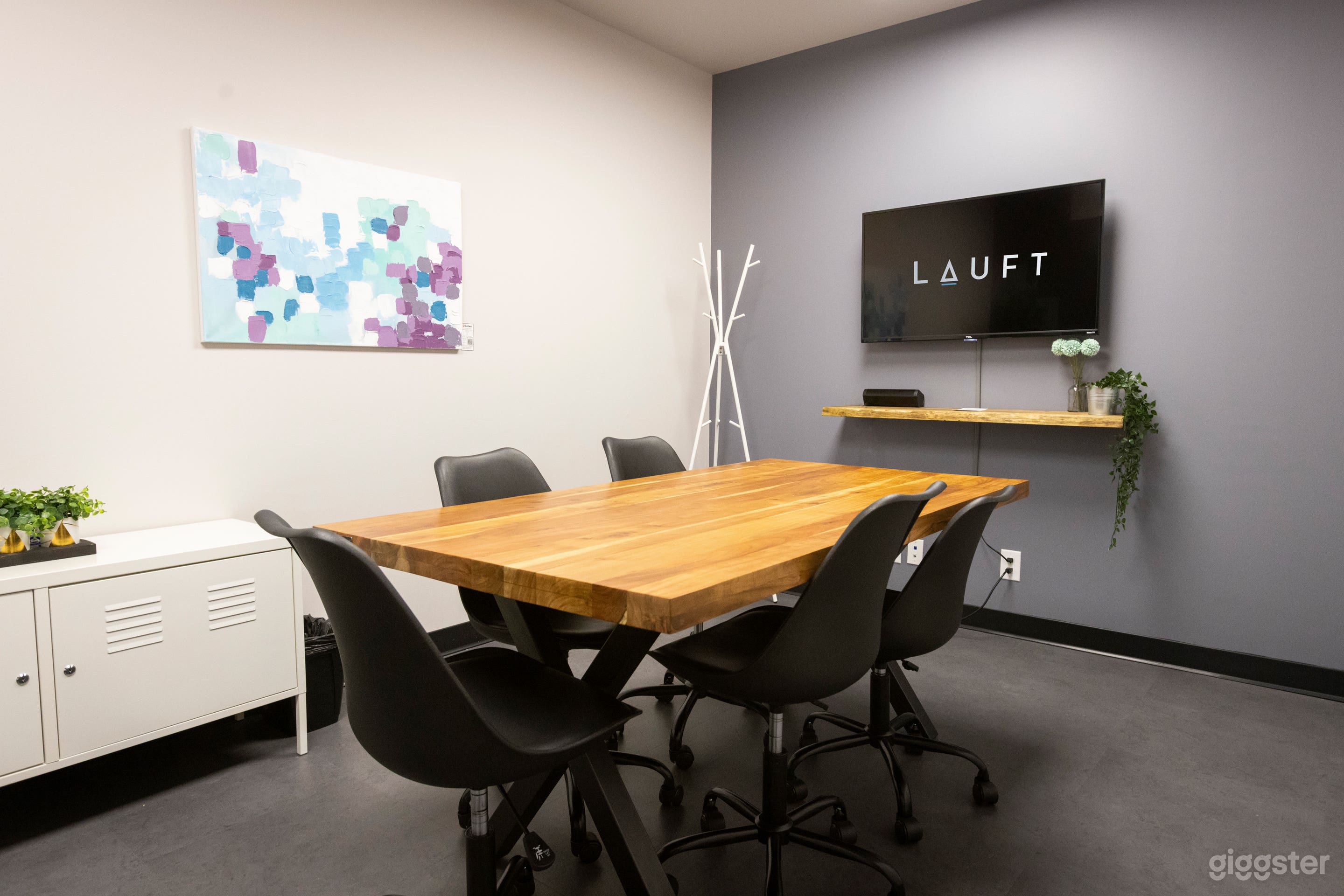 Sophisticated Workroom in Don Mills Photo 1