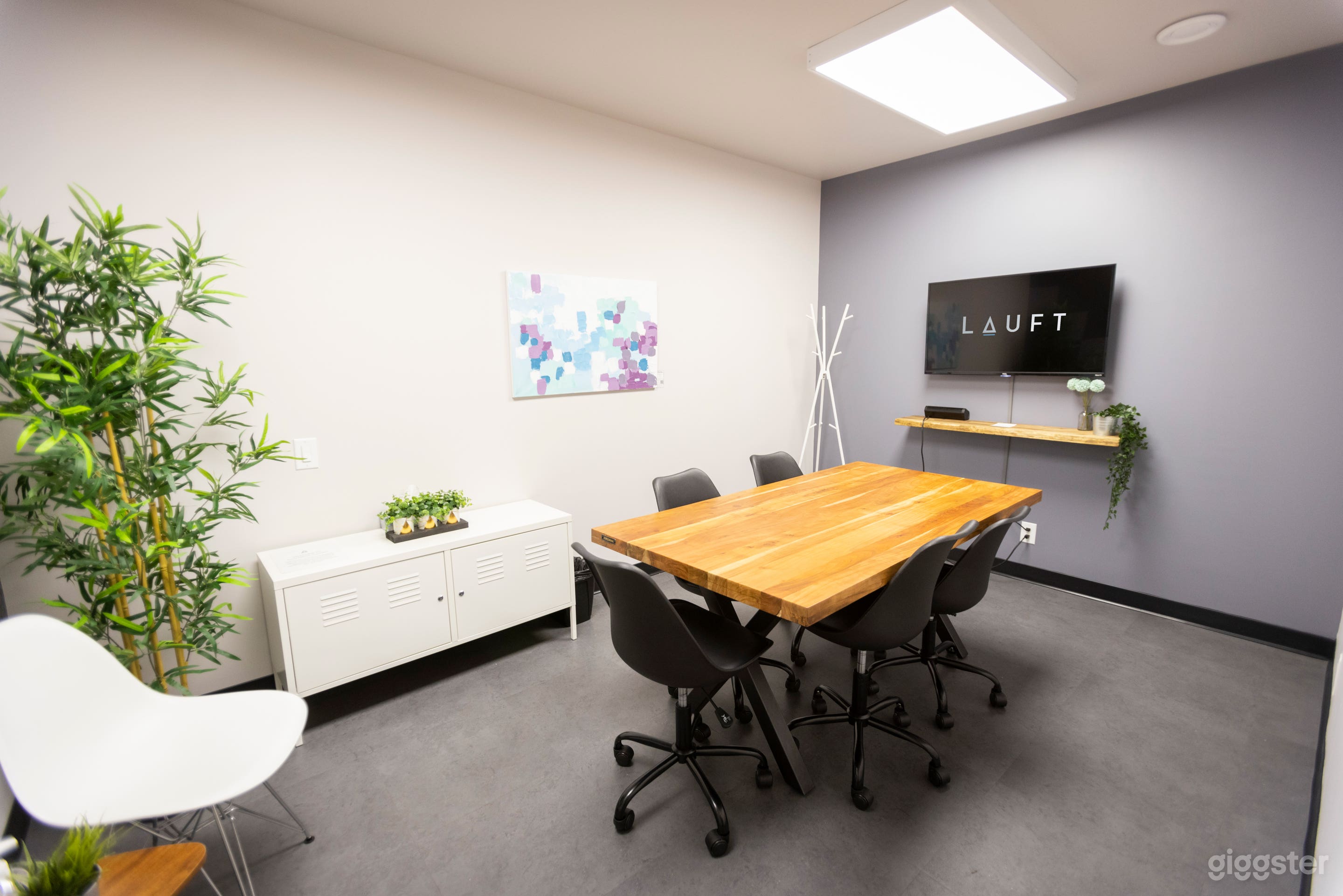 Sophisticated Workroom in Don Mills Photo 2