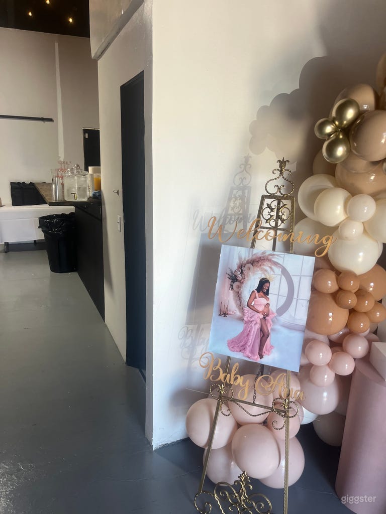  "Urban Rustic Loft: Haven for Intimate Gatherings 