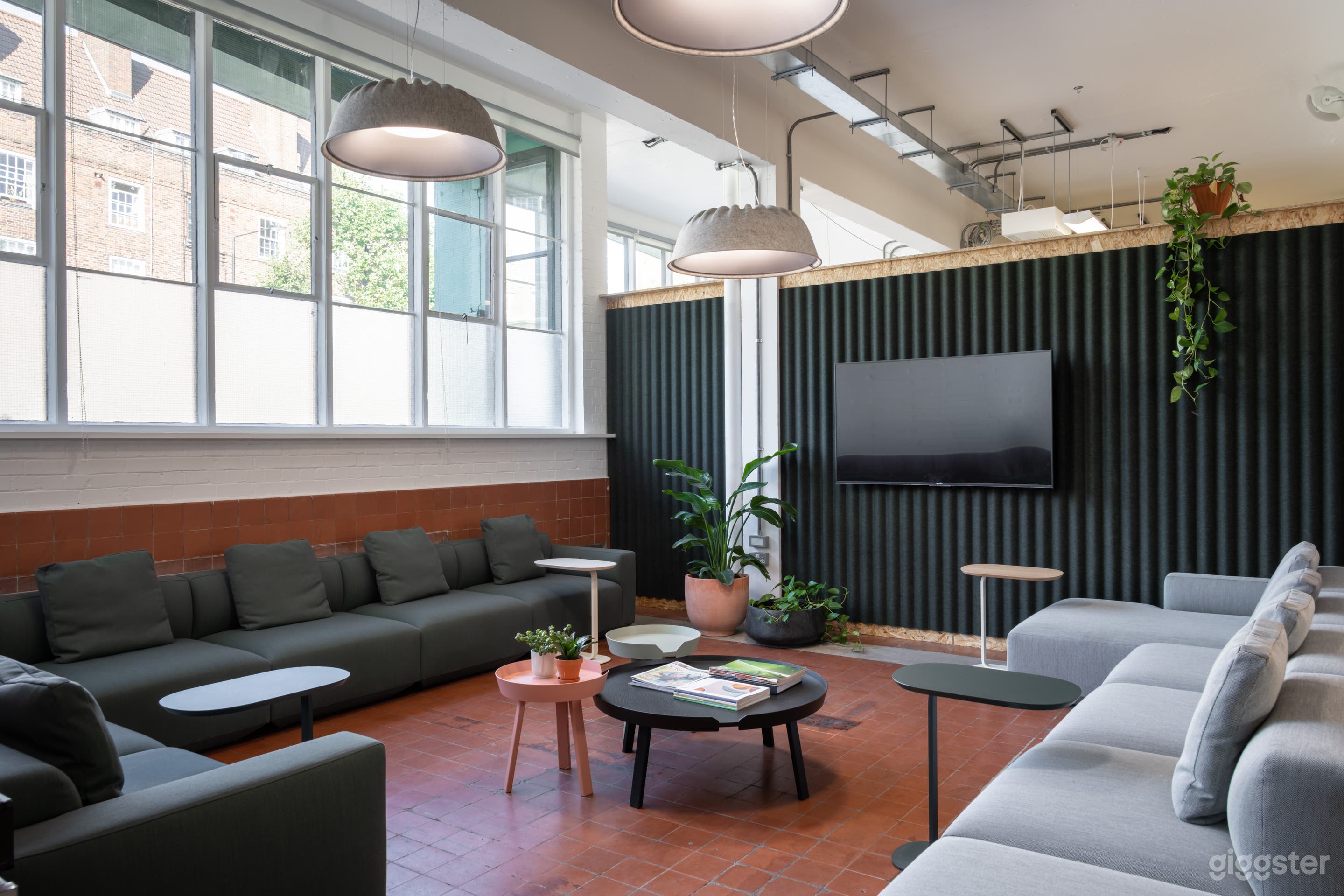 Versatile, open plan industrial venue in East London. Photo 2