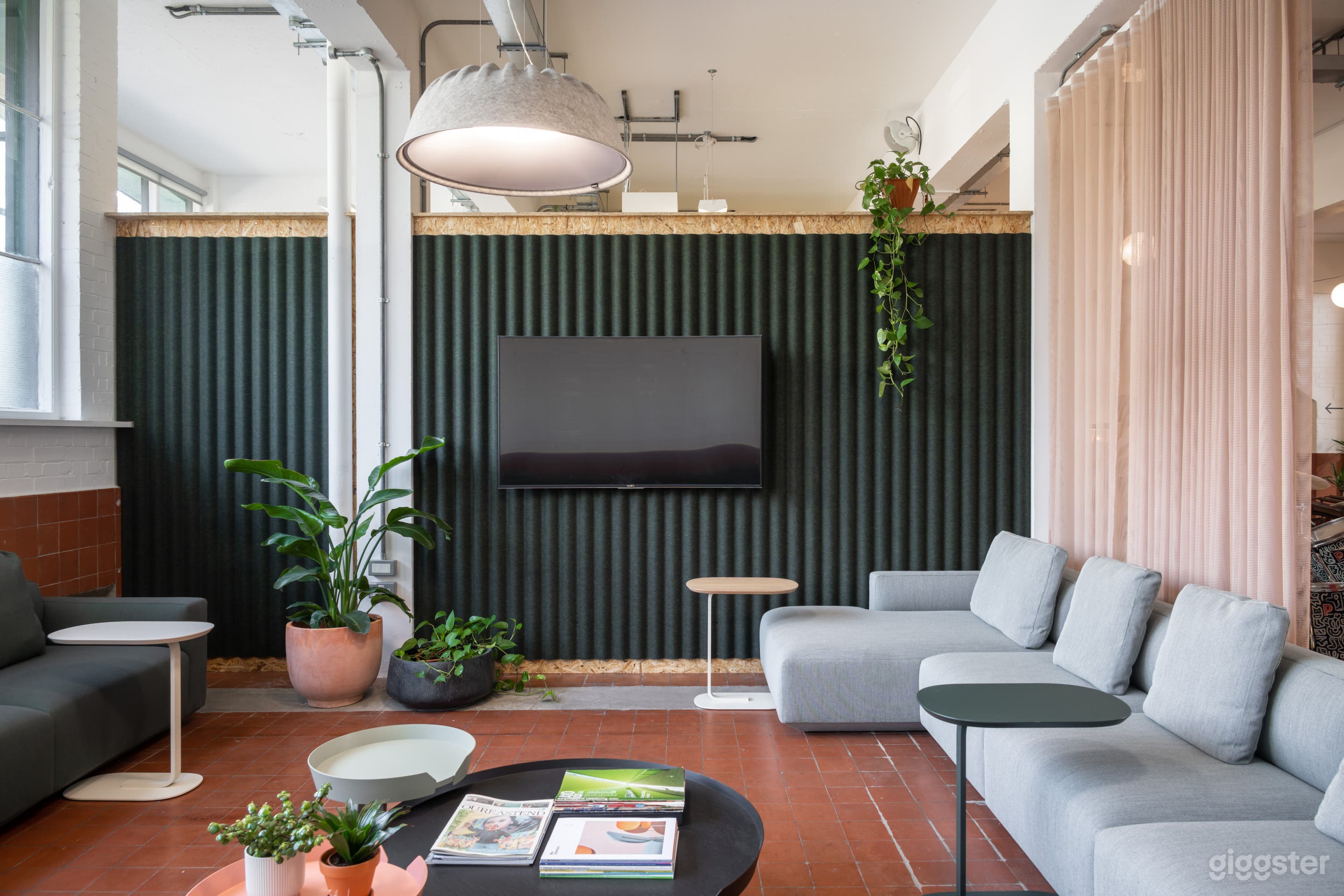 Versatile, open plan industrial venue in East London. Photo 4