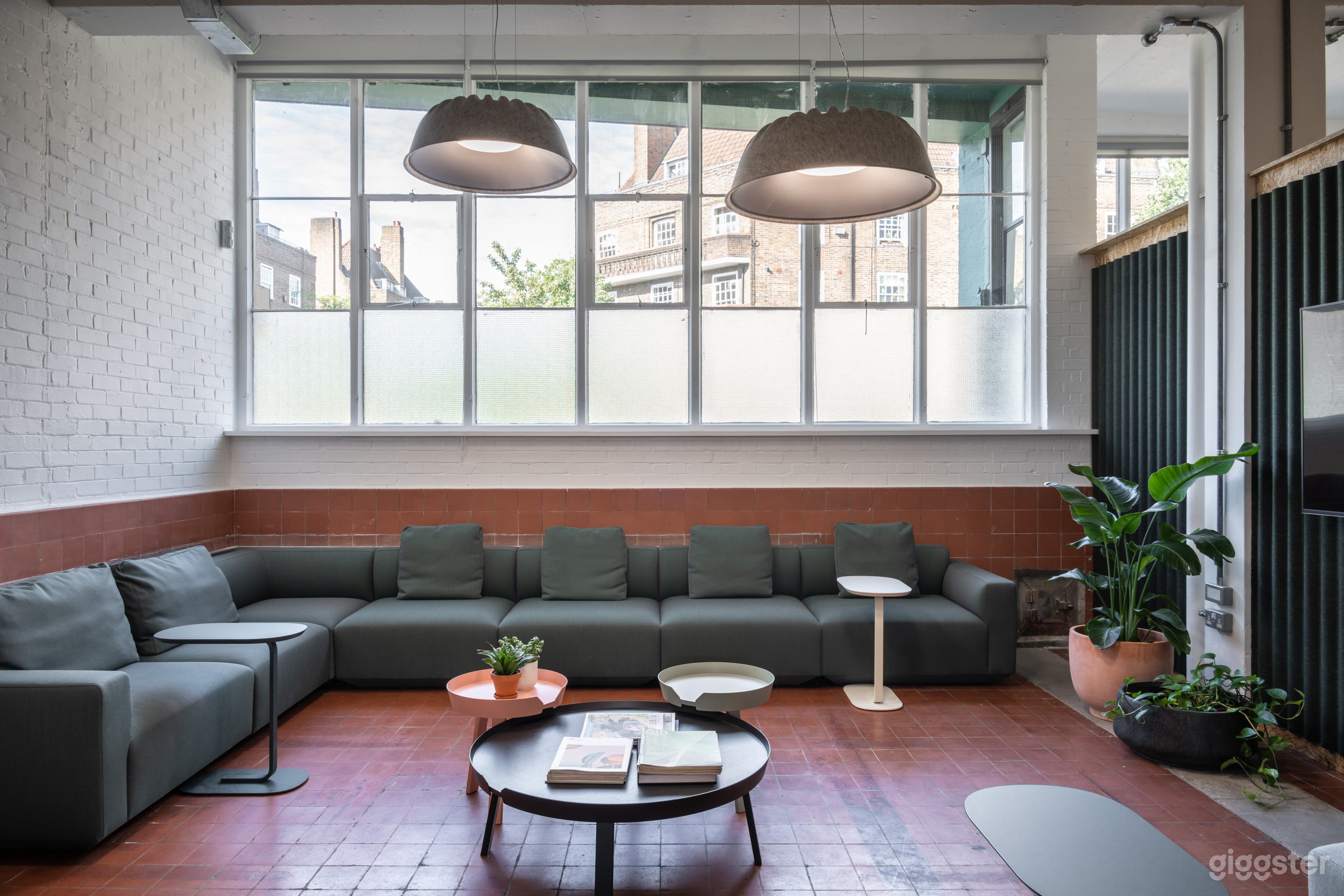 Versatile, open plan industrial venue in East London. Photo 3